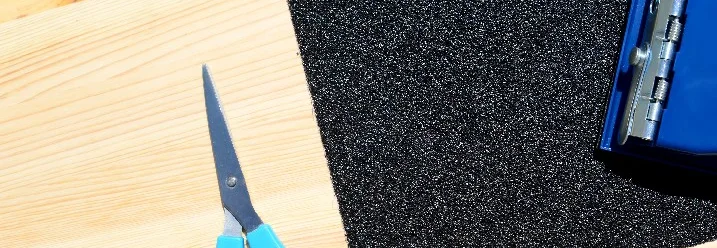 Schleifpapier, Schere und Spachtel